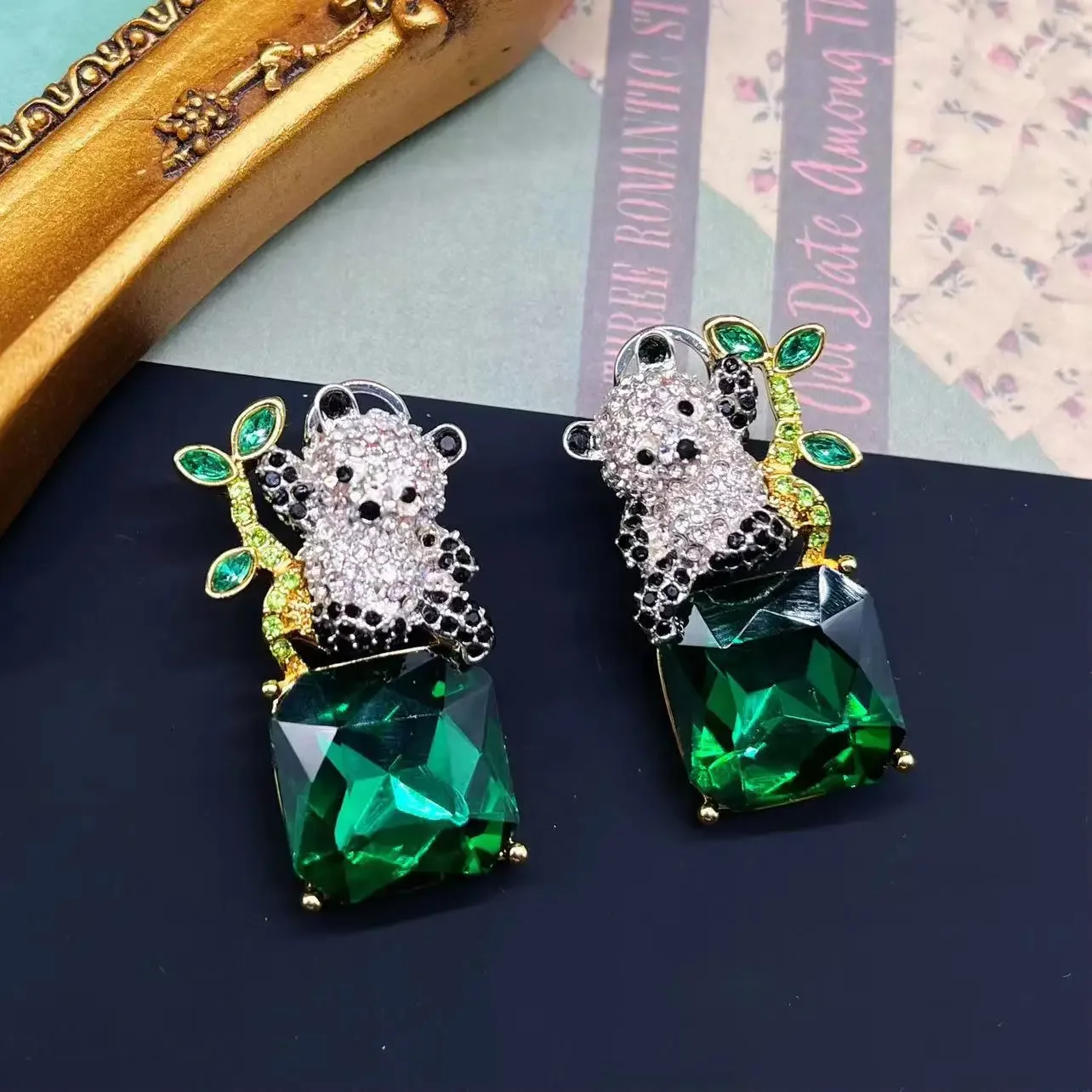 تشينغداو-خمر المينا الملونة زخرفة الباندا ، تناول الخيزران ، لطيف حجر الراين قلادة وأقراط جناح ، تشونغجو