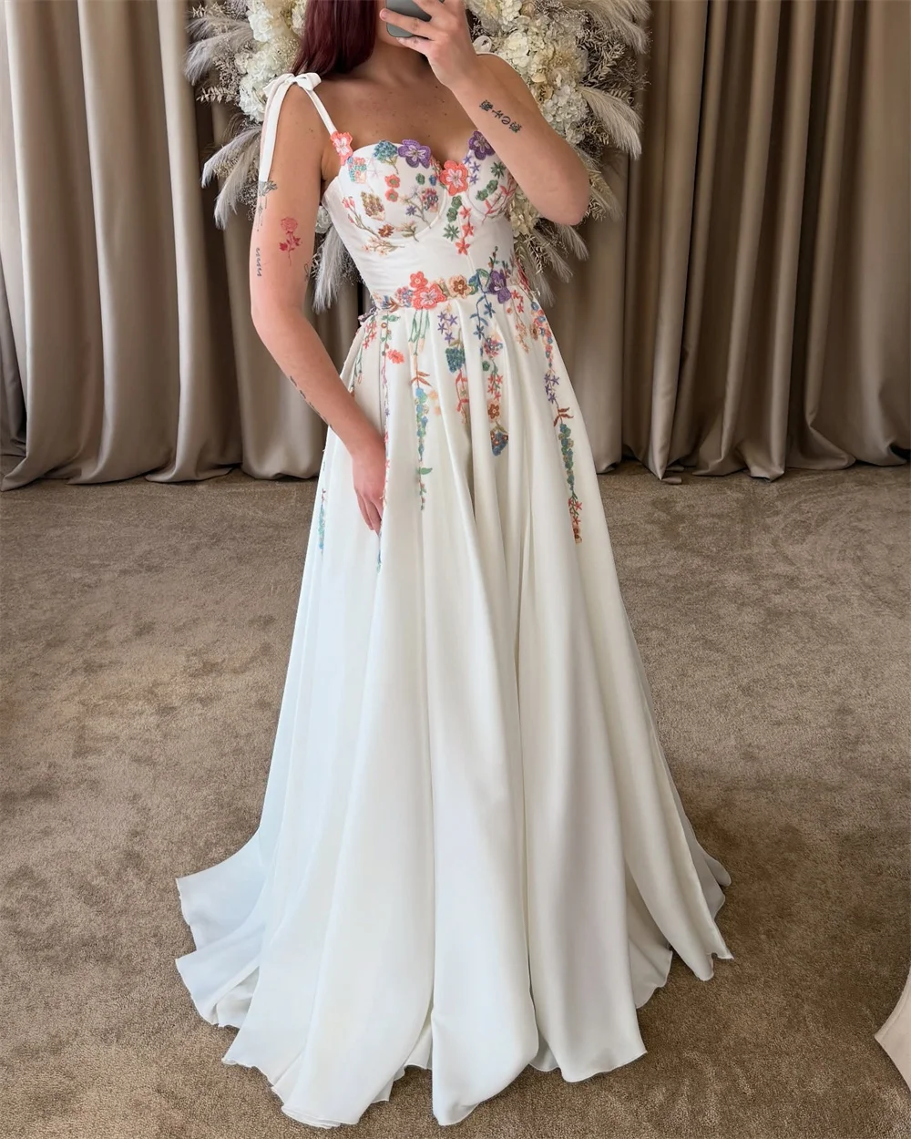 Kyoto Personalizzato Beige Fiori Colorati Ricamo Spaghetti Strap Abito da Sposa Sweep Train abiti da sposa Lace-Up Formale