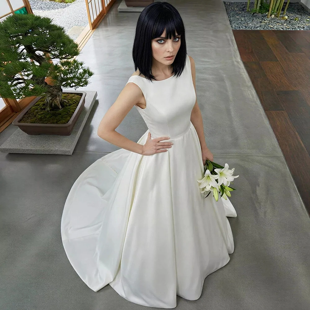 

Classic Women Scoop Collar A-Line Satin Wedding Dress with Lace Back Sweep Train Sleeveless Bridal Dress Customized High Quality