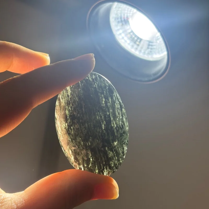1pc Random Natural Decorative Stone Garden Quartz Palm Stone, Rare Crystal with Natural Inclusions
