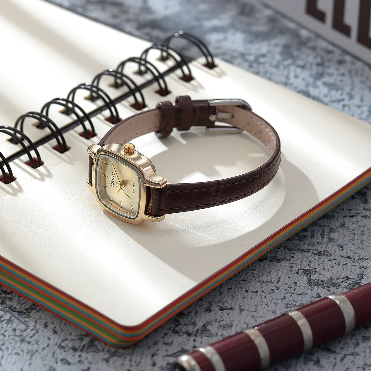 

Цельные женские модные, элегантные и простые часы с ремнем, подходящие для повседневного ношения