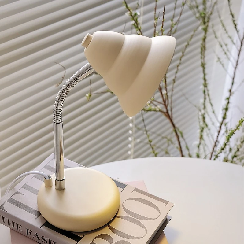 Vintage Cream Desk Lamp With Ins Style Bedroom Desk Reading Light Adjustable Retro Decorative Atmosphere Bedlight