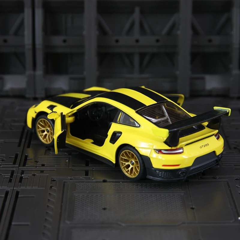 

1:32 Porsche 911 GT2 RS модель суперкара из сплава, двери автомобиля можно открыть, богатые детали, тонкая работа и хорошее качество.