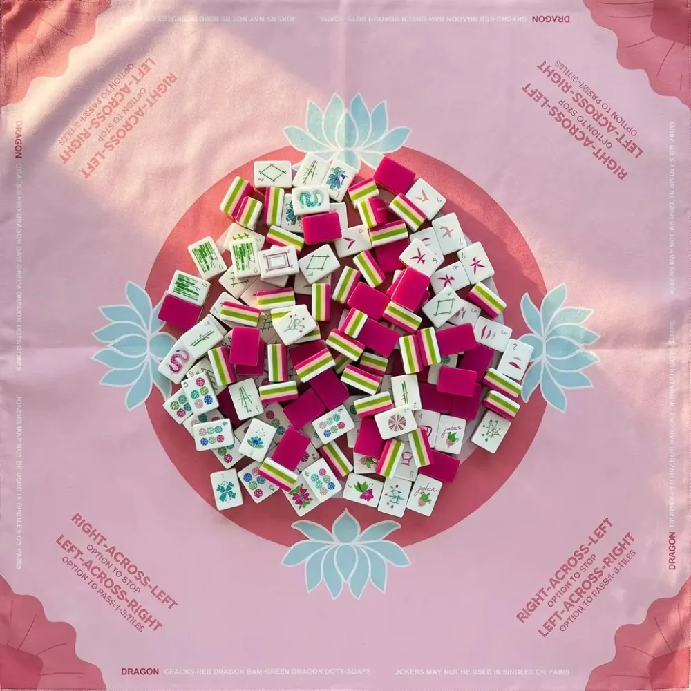 

Modern American mahjong set of 160 pieces, luxury four-layer 32mm red and green acrylic with tablecloth set