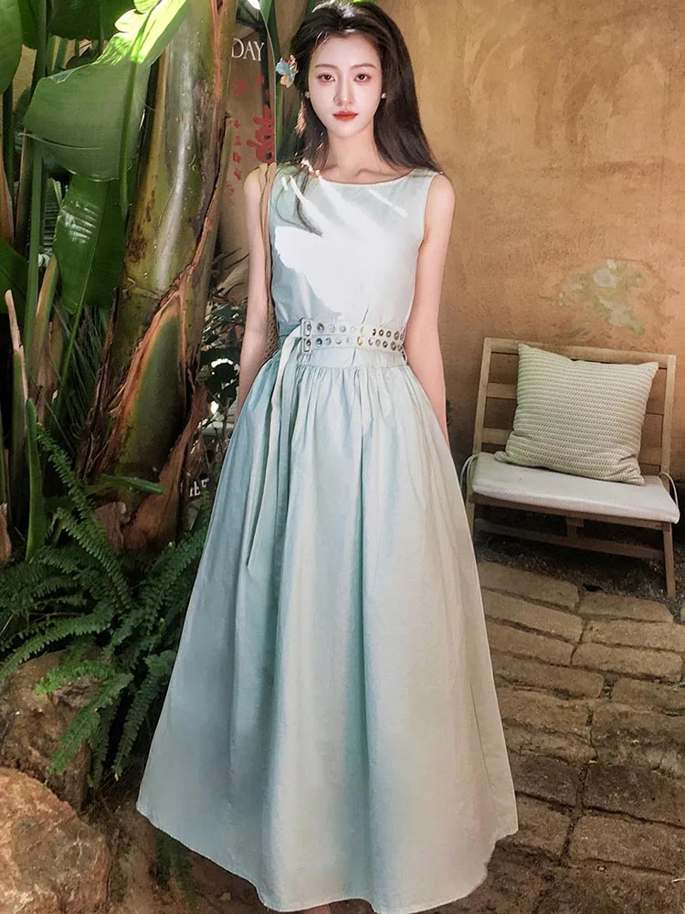 

Женский комплект из двух предметов: платье-бандаж без рукавов с бриллиантами и топ-рубашка. Элегантный повседневный облегающий костюм в корейском стиле. Коллекция Весна-Лето 2026.