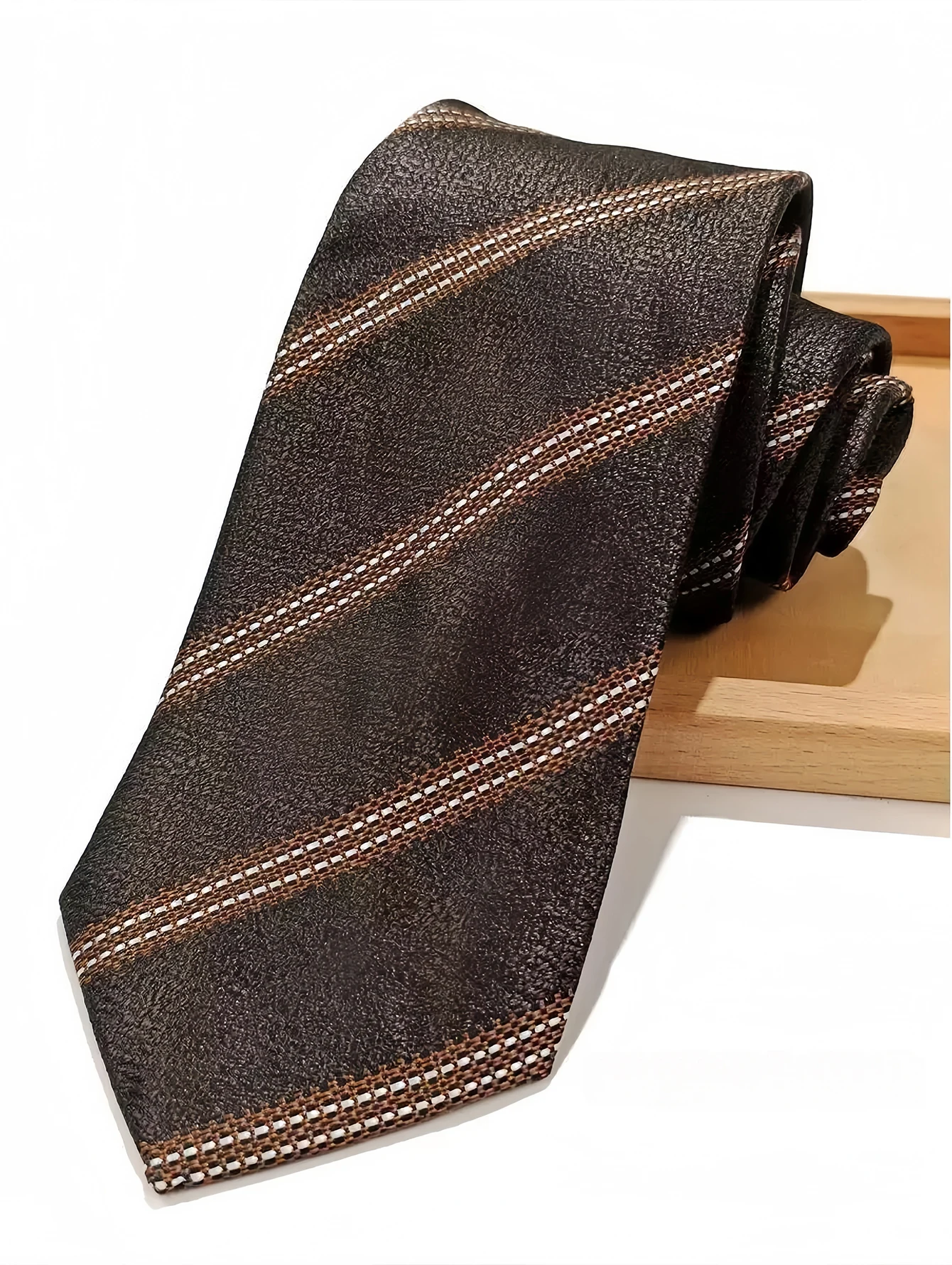 Eine handgefertigte, unisex, kaffeebraun gestreifte, handgebundene Krawatte im klassischen Stil, vielseitig einsetzbar, ein Muss für die Schulanfangssaison, erhältlich in mehreren Farben, kann mit Uniformen kombiniert werden, kann als Geschenk verschenkt werden. – Detail 7