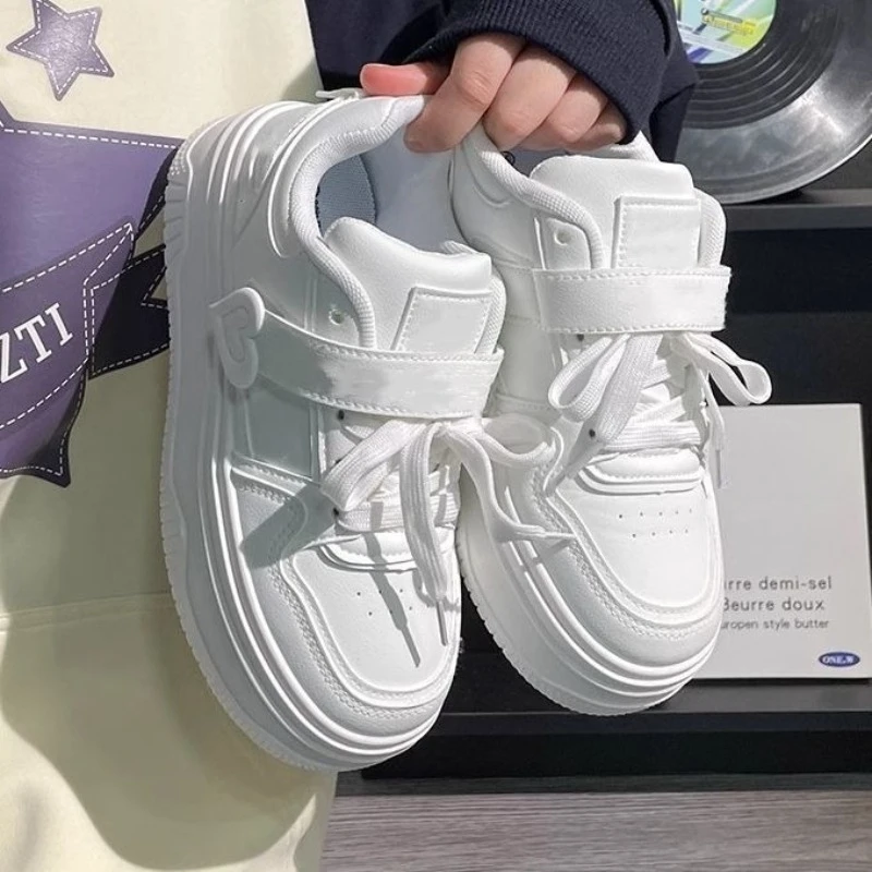 

​Women White Sneakers With Heart Accent Thick Sole Lightweight Casual Shoes For Students Petite Height Increasing Platform​