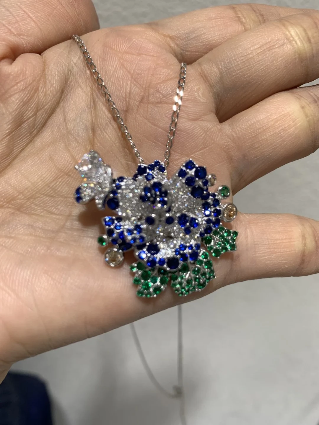 قلادة على شكل زهرة مختلط الألوان باللون الأزرق والأخضر والأبيض على شكل فراشة من الفضة الإسترليني عيار 925 مع مجوهرات نسائية فاخرة من الزركون المكعب