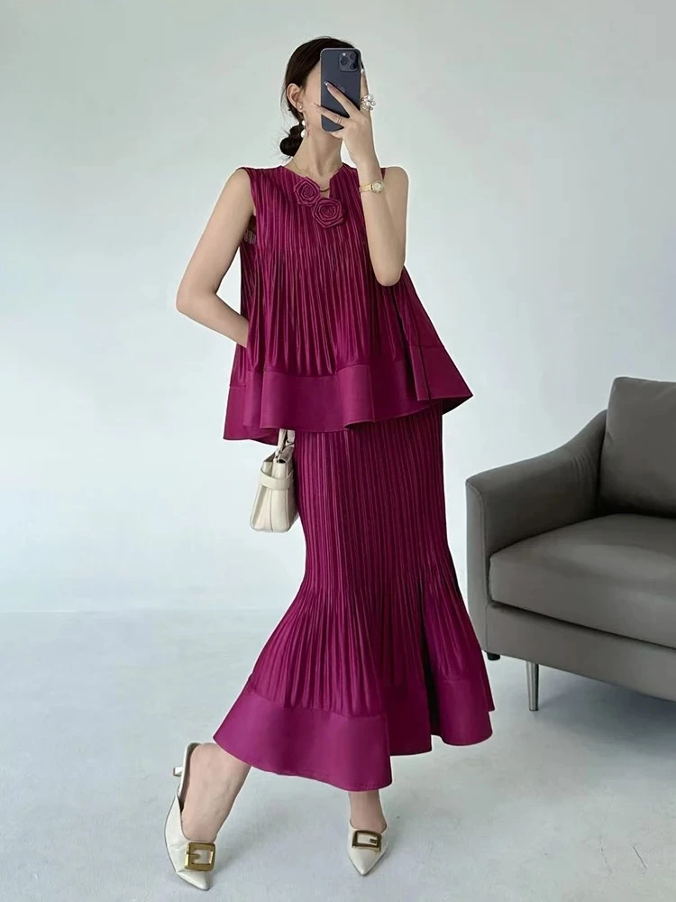 

Solid Colour Summer Pleated Women's Two-piece Set Miyake 2025 Summer Sleeveless V-neck T-shirt and Elastic Waist Bustier Skirt
