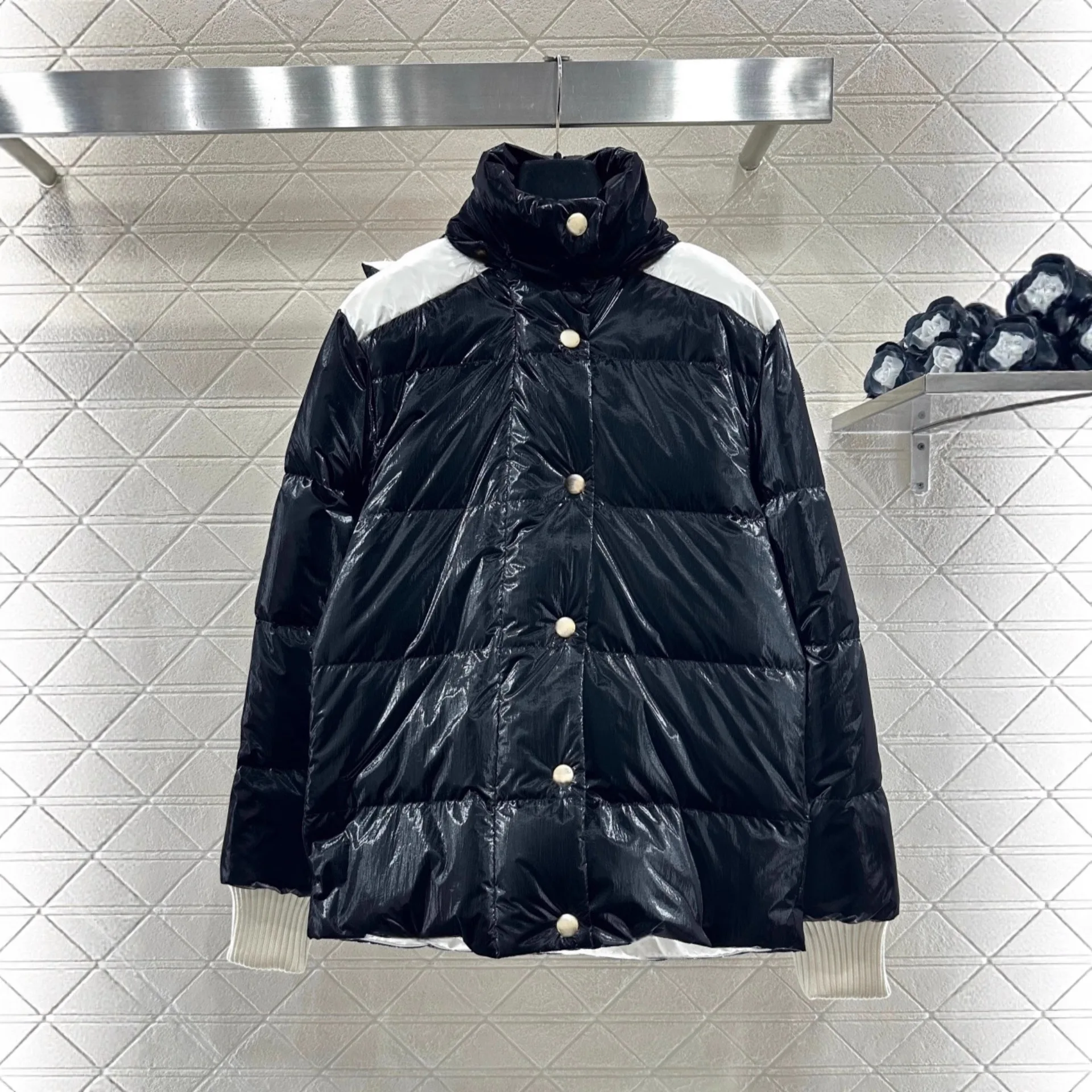 

2025 Fall/Winter Fashionable Glossy PU Leather Hooded Detachable Down Jacket – Stylish Ski Coat