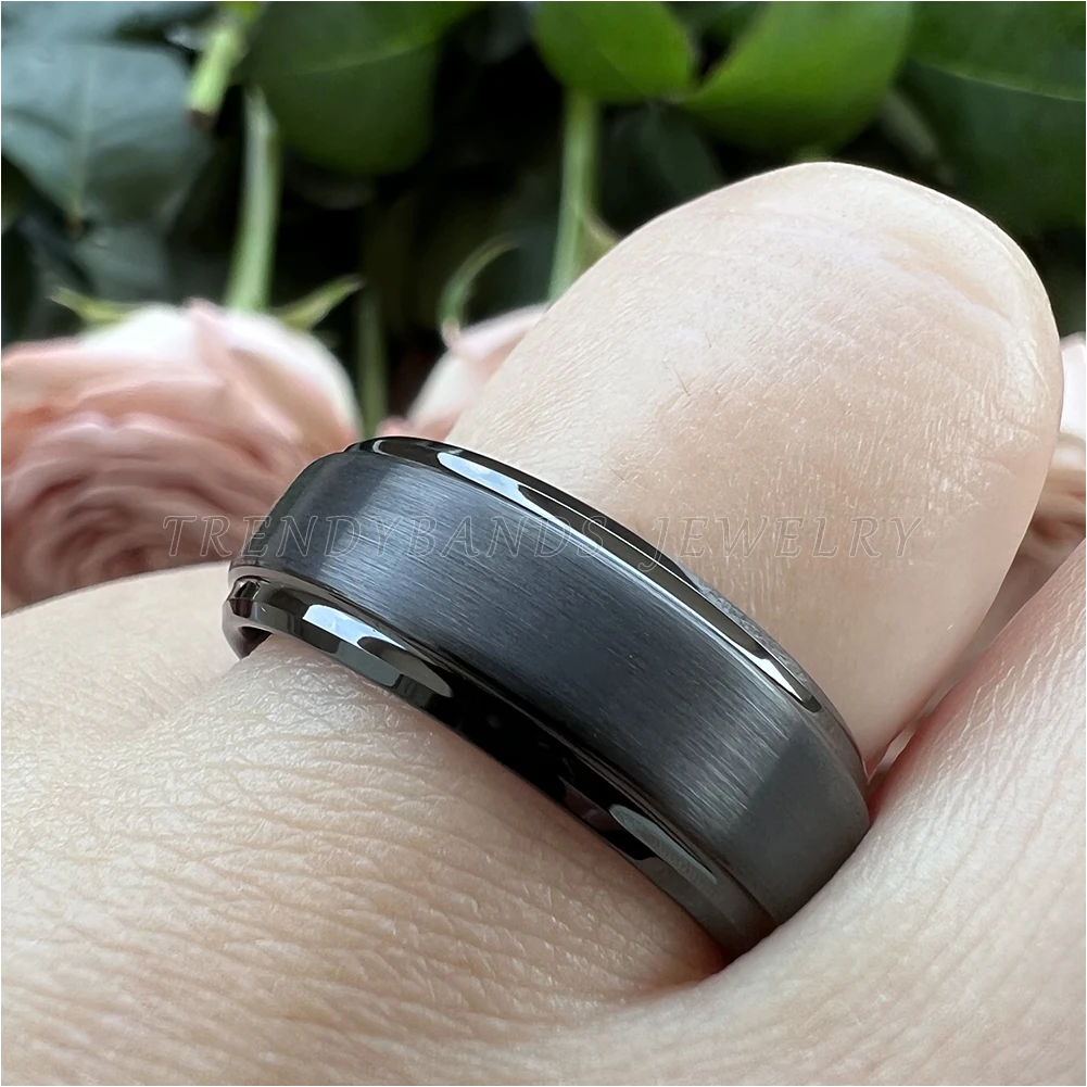 4 mm schwarzer Damen- und Herrenschmuck, Wolframkarbid-Ring, Ehering mit abgestuften, abgeschrägten Kanten, gebürstete Oberfläche, bequeme Passform – Detail 15
