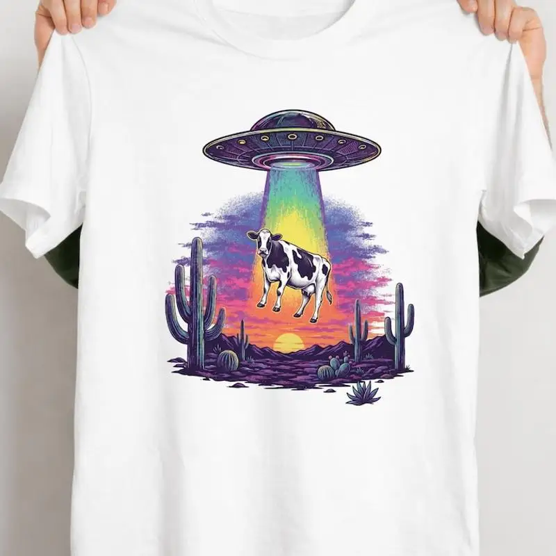 UFO Cow Abduction Retro Alien Synthwave Desert Vintage UFO Spaceship Sci-Fi Cow Lover T-Shirt