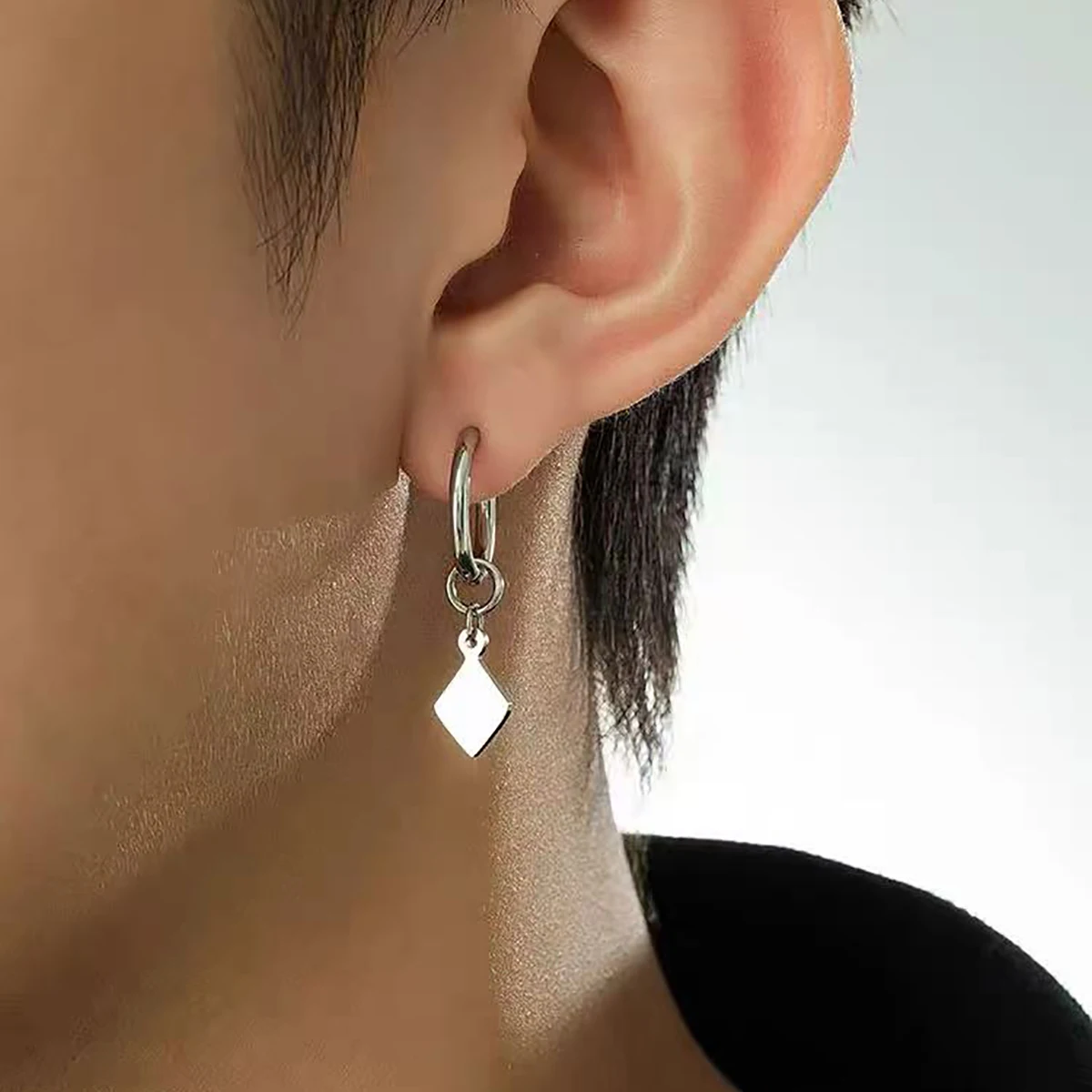 Fashionable hip-hop trendsetting diamond-shaped pendant ear loops, ear buckles and earrings for both men and women