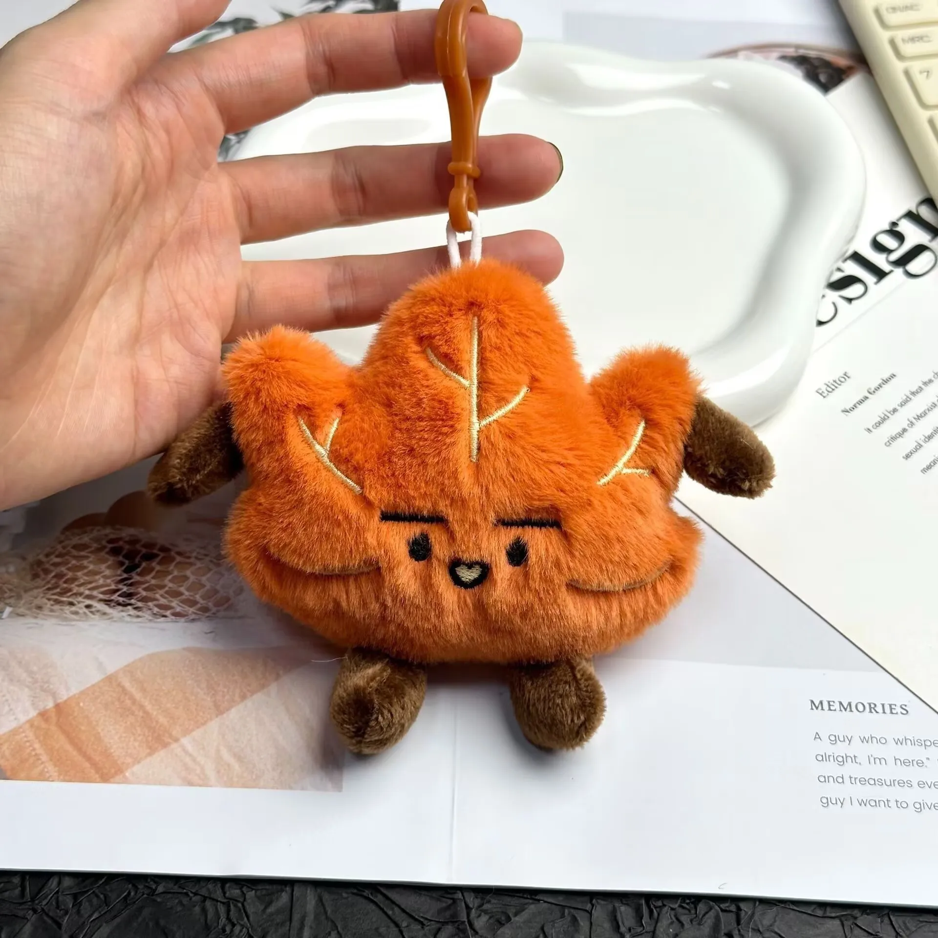 Symulacja pluszowego zawieszka w kształcie liścia klonu, jesienno-zimowe akcesoria, urocza zabawka roślinna, zawieszka do torby, prezent dla przyjaciół lub dzieci.