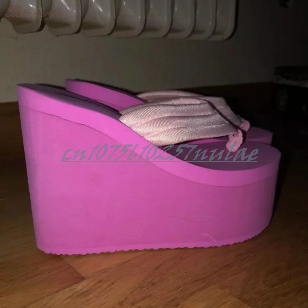 Rozerode en zwarte slippers met plateauzool, hoge hak, sexy dames schoenen, zomer 2026, vakantie stijl.