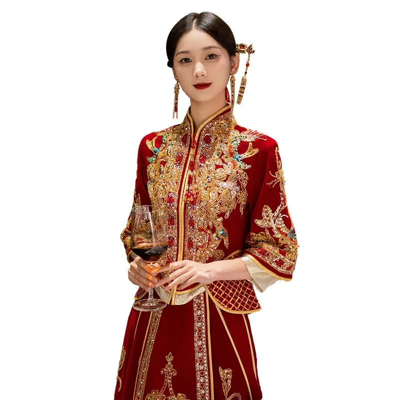 The new Chinese-style wedding dress with a dragon and phoenix gown feel