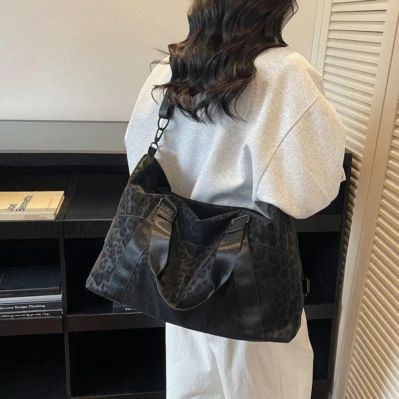 Large Capacity Portable Short-distance Travel Bag Women's Fashion Lightweight Going Out Luggage Bag Business Storage Fitness Bag view 4