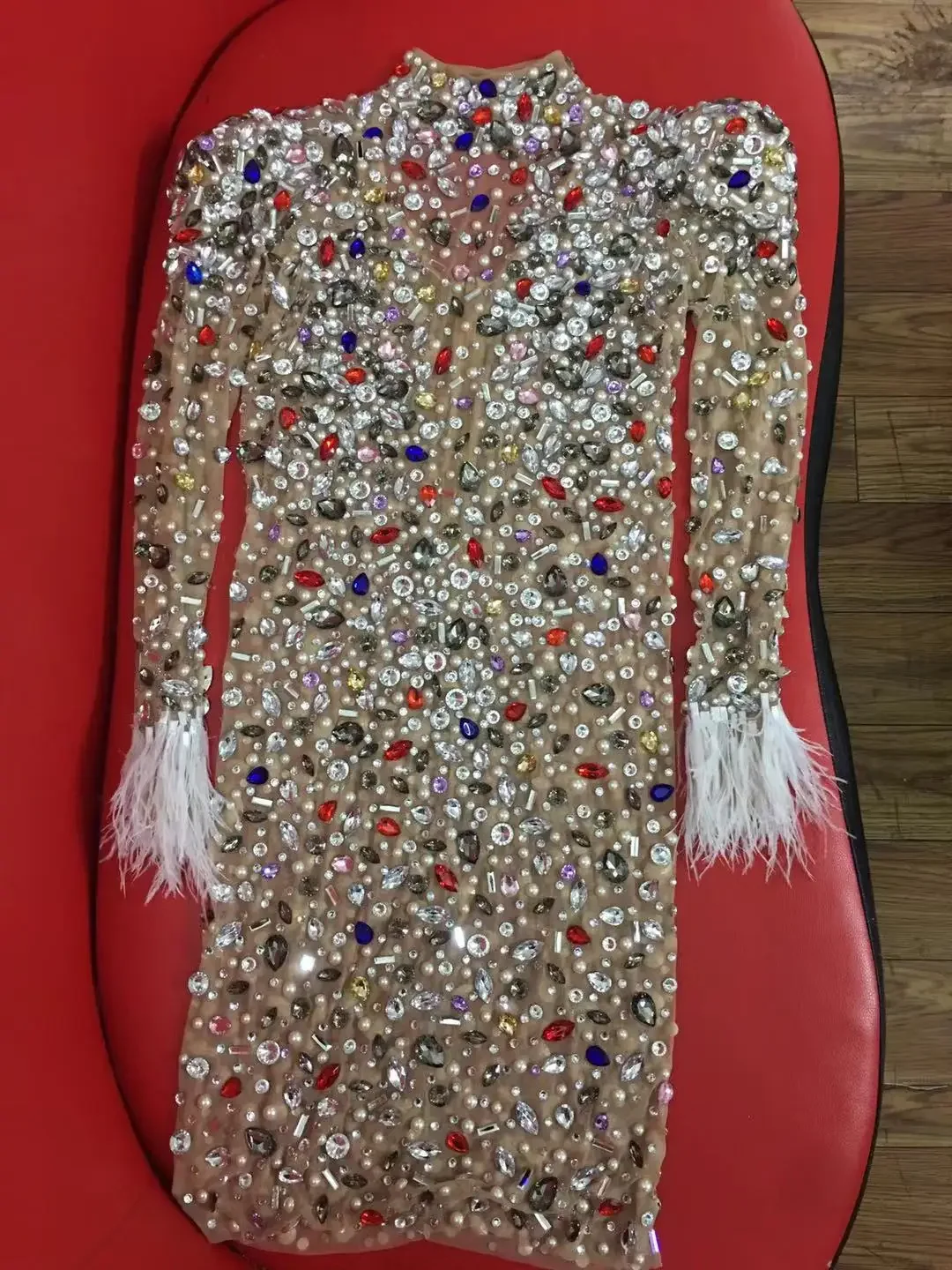 Vestido de malla con perlas y cristales de colores para mujer, traje Sexy de noche de graduación, transparente, Multicolor, con diamantes de imitación, Mangas de plumas de cumpleaños