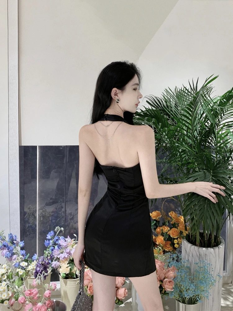 RORORIRI wycięcie satynowa czarna Mini sukienka damska dekolt w serek Ruched Backless Slim Fit solidna wiązana na szyi Bodycon jednoczęściowe seksowne letnie ubrania