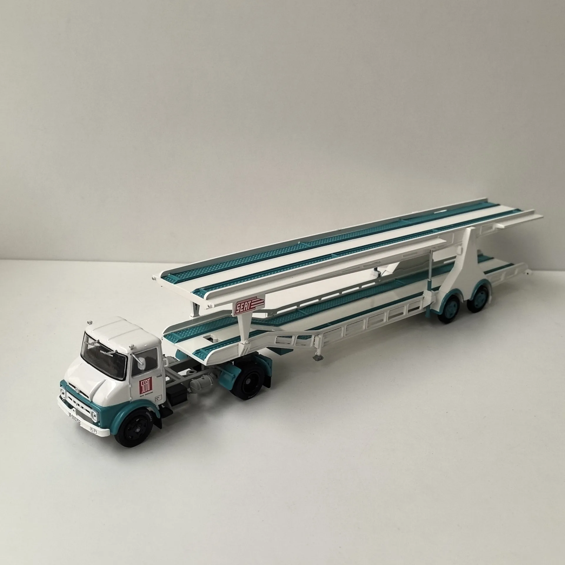 

Diecast IXO 1/43 EBRO Serie C SEAT Trailer Truck EBRO Serie C SEAT Trailer Truck Alloy Car Model Collectible Toy Gift Souvenir