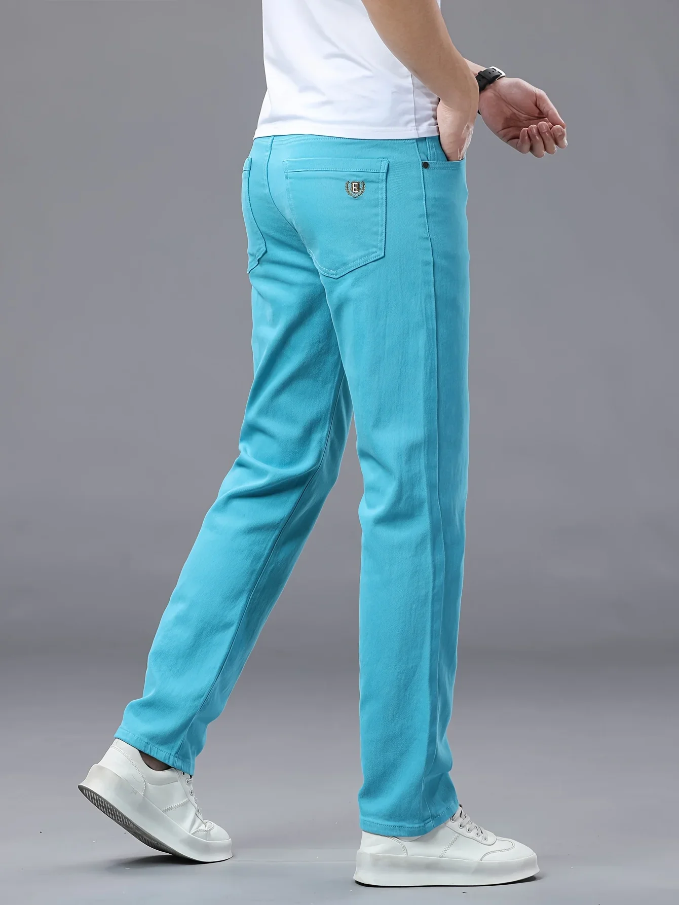 جينز أزرق فاخر خفيف للرجال من قماش الدنيم المستقيم النحيف ومتعدد الاستخدامات