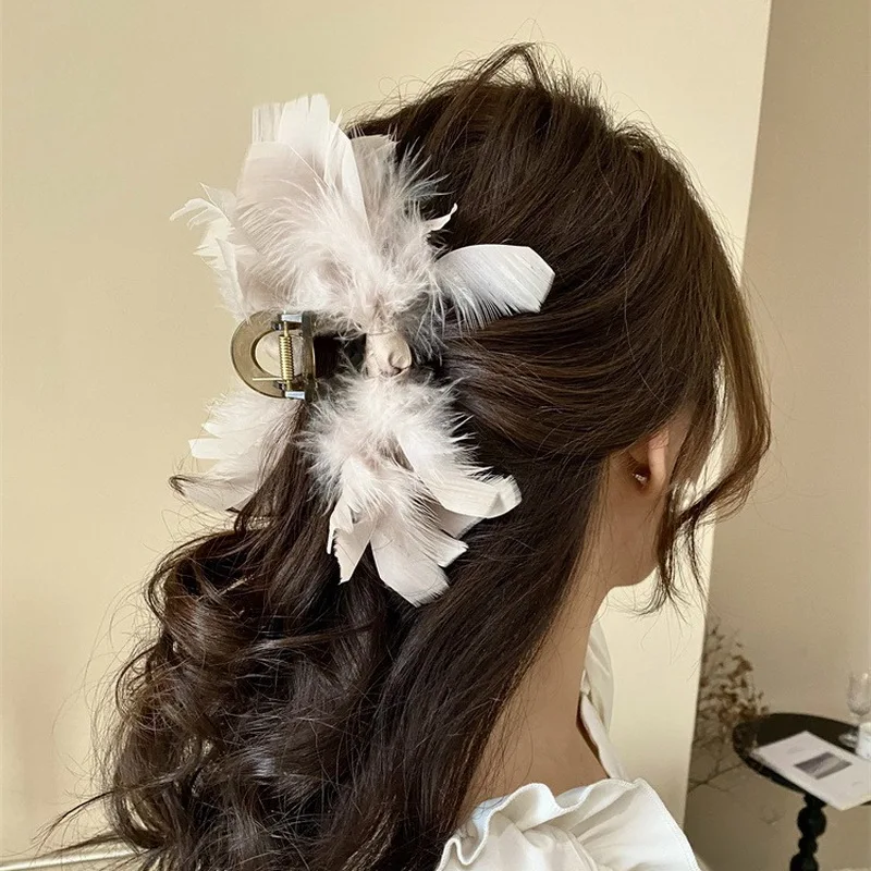 Retro feather hair clip for women big fur Shark clips girls fluffy large hairclip claw clip for thick hair fuzzy crab hairpin