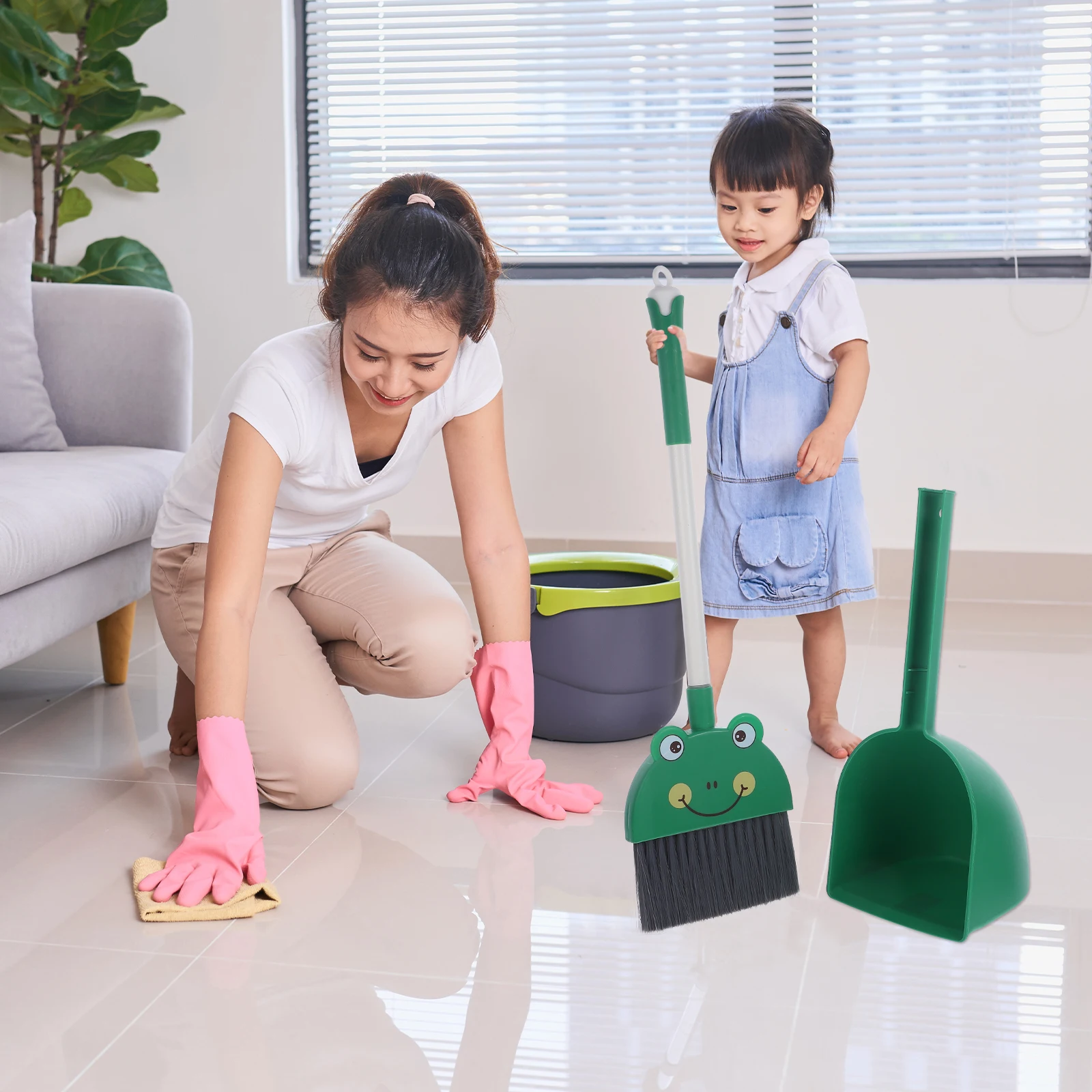 

1 set Children Set Home Kids Housekeeping Cleaning Tools Dustpan Kit Playset Small Prop Frog Cartoon Kids Broom Dustpan Set