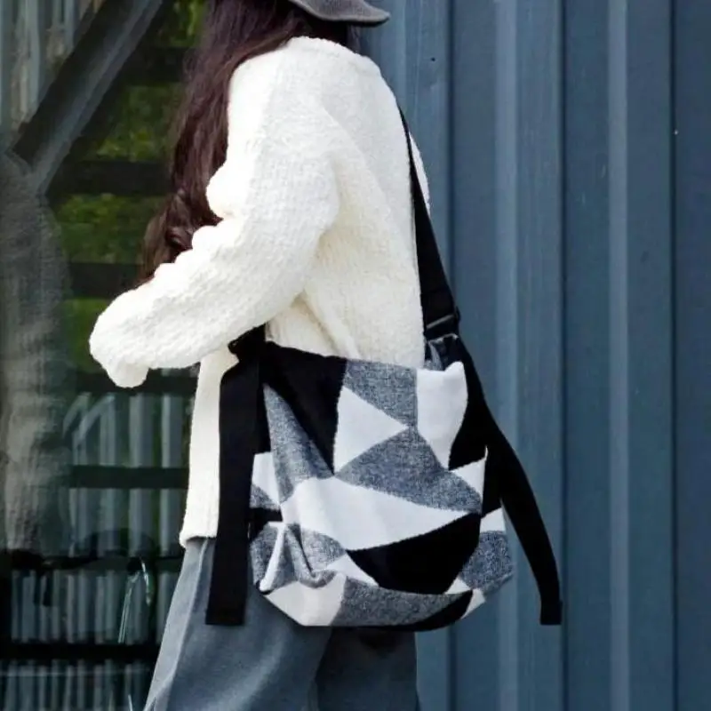 

Artistic Retro Splicing Contrasting Colors Geometric Graphic Design Woolen Women's Bag Simple And Versatile Single Shoulder Bags