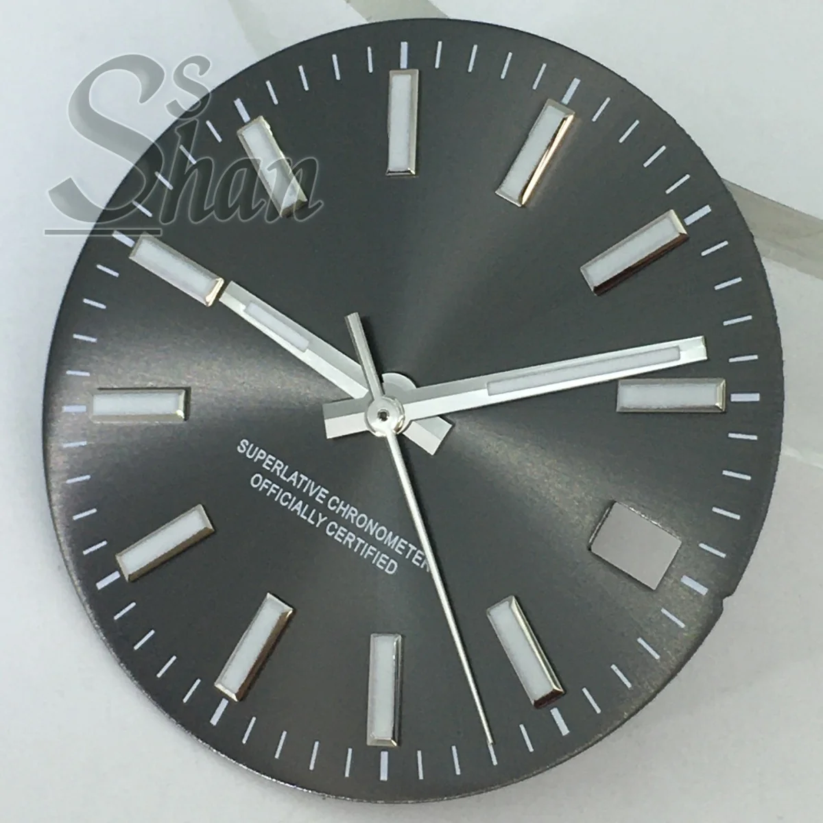 يتم تعديل قرص عقارب الساعة NH35 29MM واستبدالها في أجزاء ساعة الحركة NH35