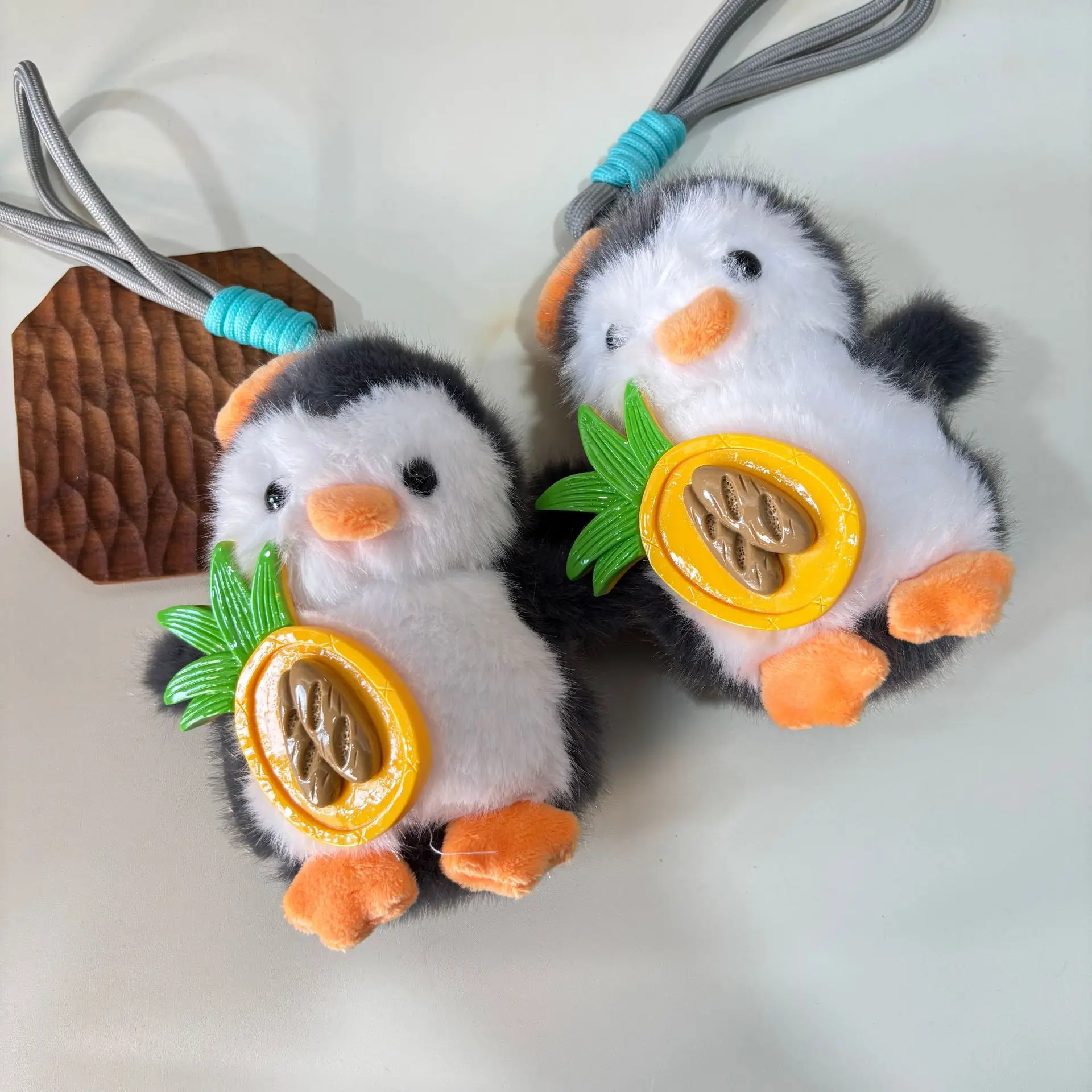 النسخة الكورية لطيف البطريق أفخم دمية قلادة المفاتيح هدايا أعياد ميلاد للأطفال على ظهره ديكور نابض بالحياة أفخم البطريق الحيوان المفاتيح