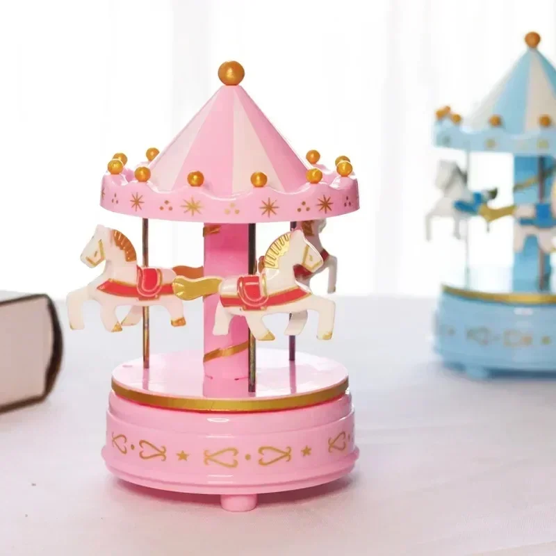 1 قطعة صندوق تشغيل الموسيقى الدائري الفاخر 4 الحصان تدوير دوران رومانسية فاخرة كاروسيل اللعب اليدوى صندوق تشغيل الموسيقى الهدايا electroless 2025