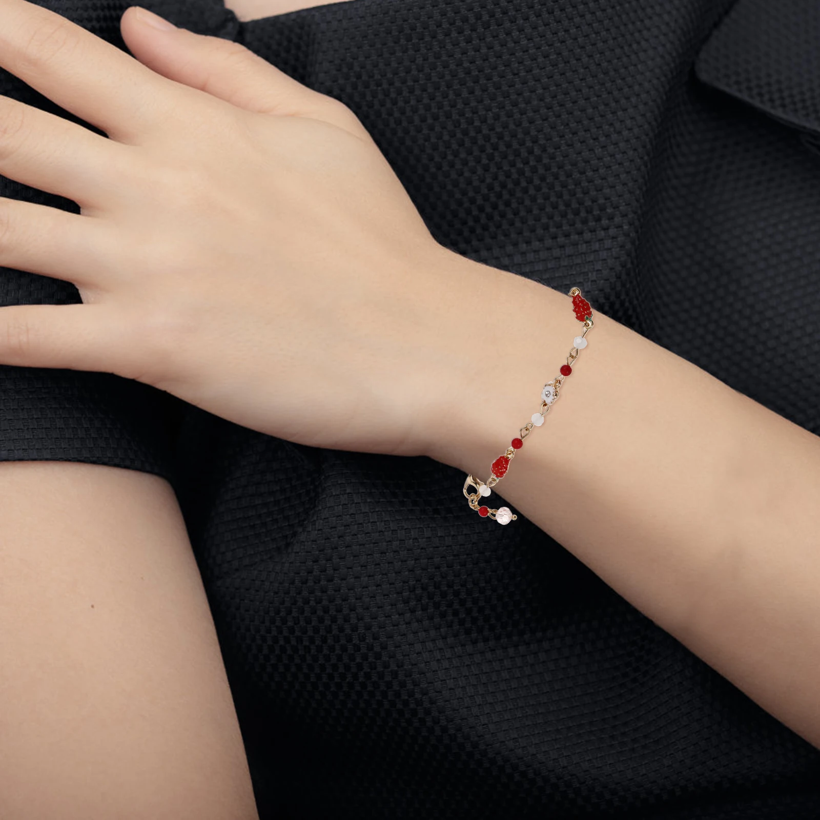 

Strawberry Charm Bracelet Fashion Style Luxury Design Classic Colors Golden Women Girls Jewelry Fruit Accessories Adjustable