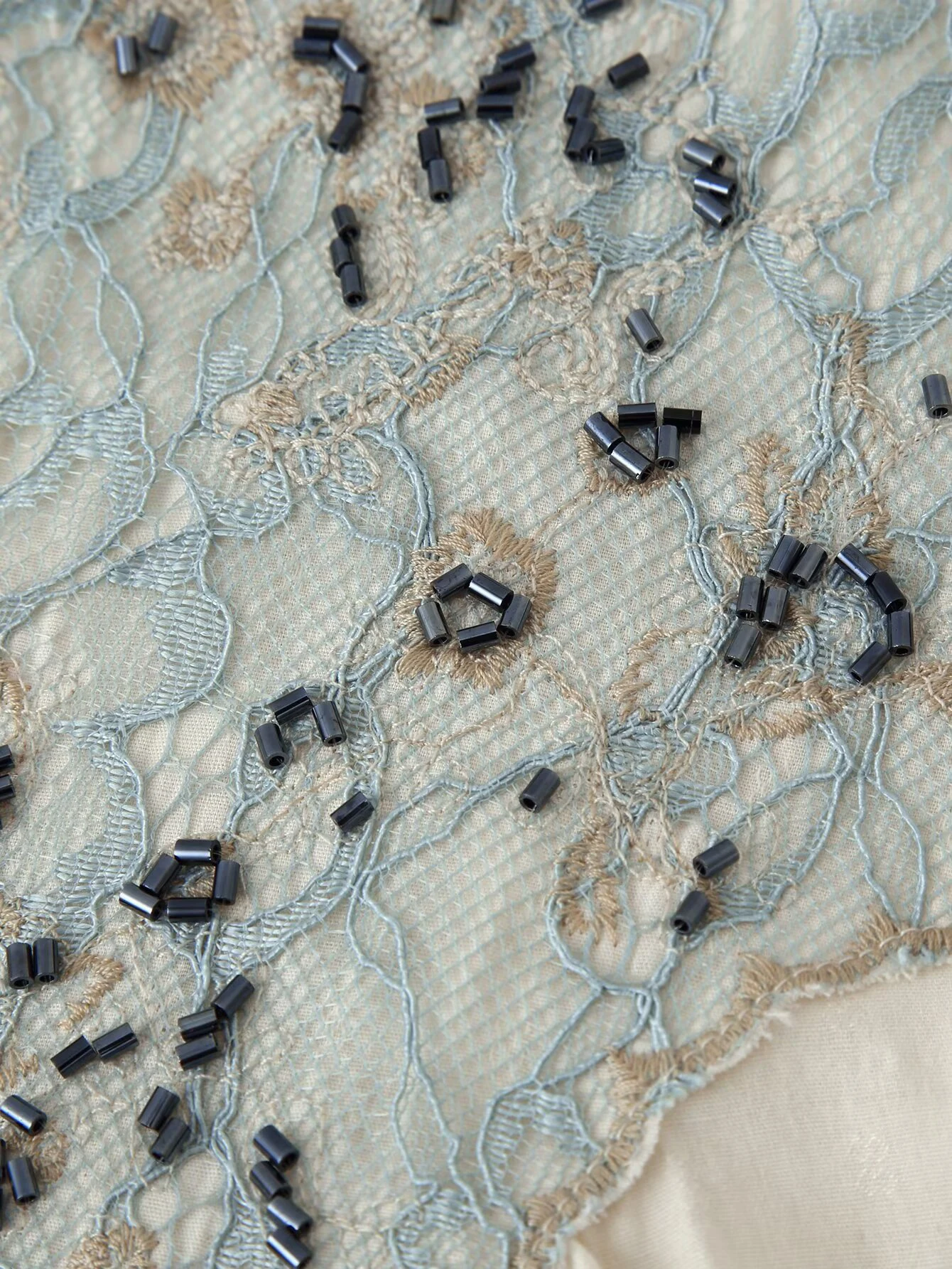 Europäischer und amerikanischer Stil 2026 Herbst Neue Damen-Freizeitbluse mit Farbblock-Design, Spitzen-Patchwork und V-Ausschnitt, Kurzarm – Detail 12