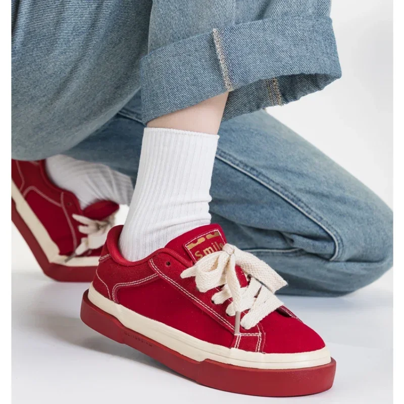 Damskie odkryte Vintage czerwone płótno niskie trampki do biegania wyszywane litery buty na deskorolkę studenci płaskie obuwie
