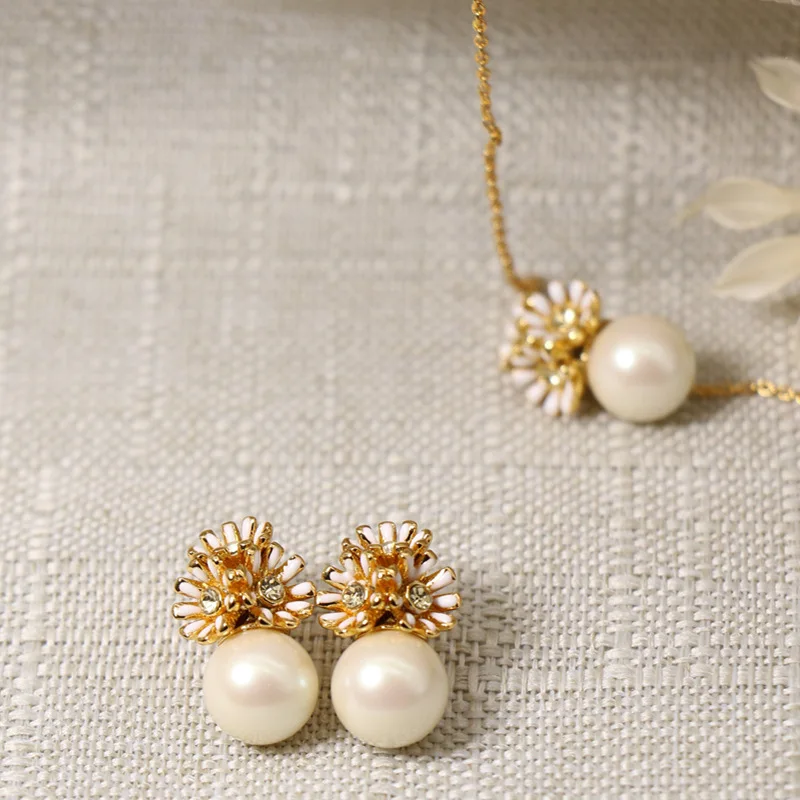 

Autumn Winter Fashion Little Daisy Flowers Small Yellow Flower Pearl Pendant Necklace Earrings Set for Women Gift for Officelady