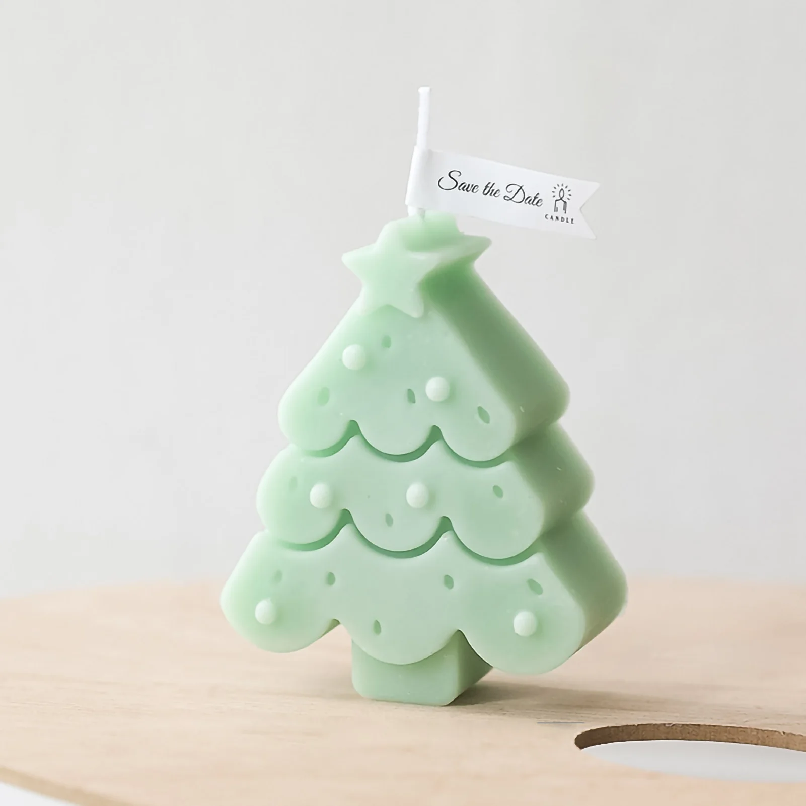 Kerstdecoraties voor thuis, kerstboom, geurkaars, kaars in de vorm van een boom, kerstdecoratie voor thuis, decoratieve objecten voor op het bureau, cadeau.