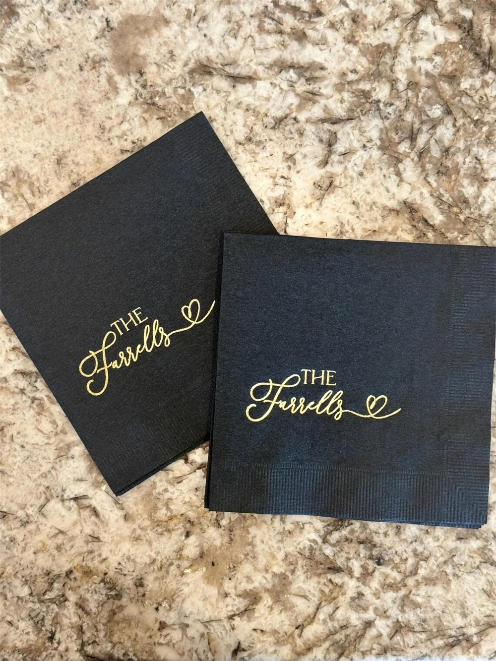 50 Stück individuelle Hochzeits-Cocktailservietten |   Folienprägung |   Farbige Servietten |   Schwarze und goldene Serviette |   Nachname Serviette |   Rezeption B