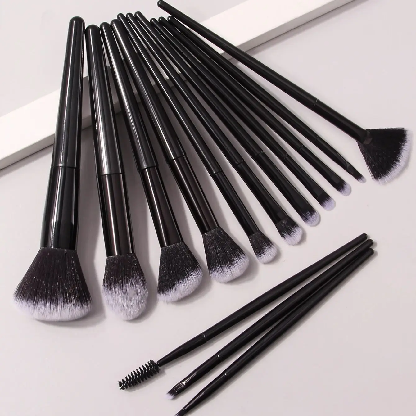 Conjunto de pincéis de maquiagem de 14 peças, pincel de sombra, pincel de contorno, pincel de máscara, design portátil de cerdas macias, ferramenta de maquiagem profissional