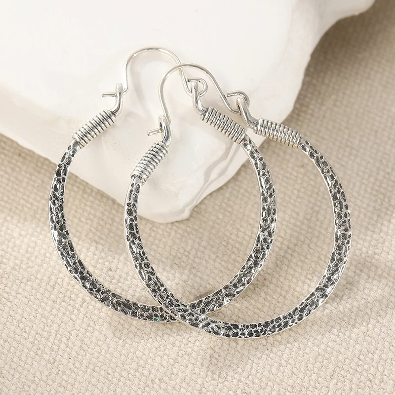 زوج واحد من الأقراط المستديرة الرجعية على الطراز العرقي، وإكسسوارات المجوهرات الإبداعية للمهرجانات والحفلات، والأقراط القبلية