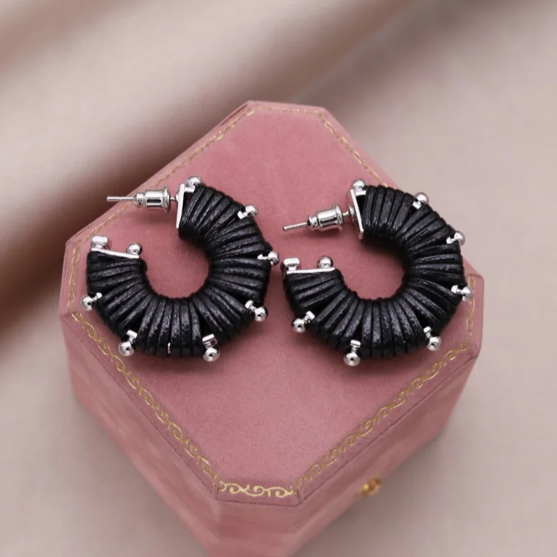 مجوهرات الأزياء الكورية الجديدة المصنوعة من الجلد المستدير المطلي بالفضة ملفوفة في الخريف والشتاء أقراط نسائية أنيقة وإكسسوارات يومية #4