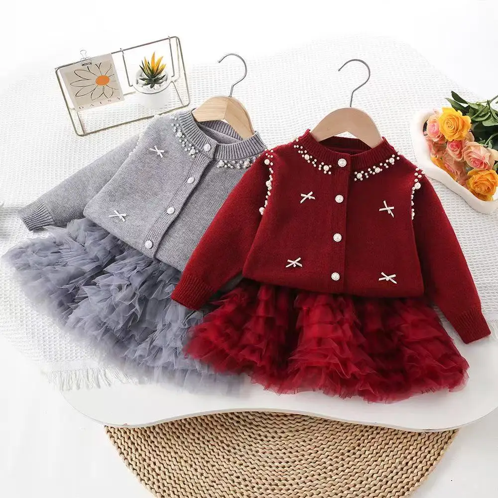 

Свитер для девочек на осень и зиму, новый стиль, вязаный кардиган с жемчугом для маленьких девочек, стильное платье принцессы в корейском стиле, сетчатое платье для торта