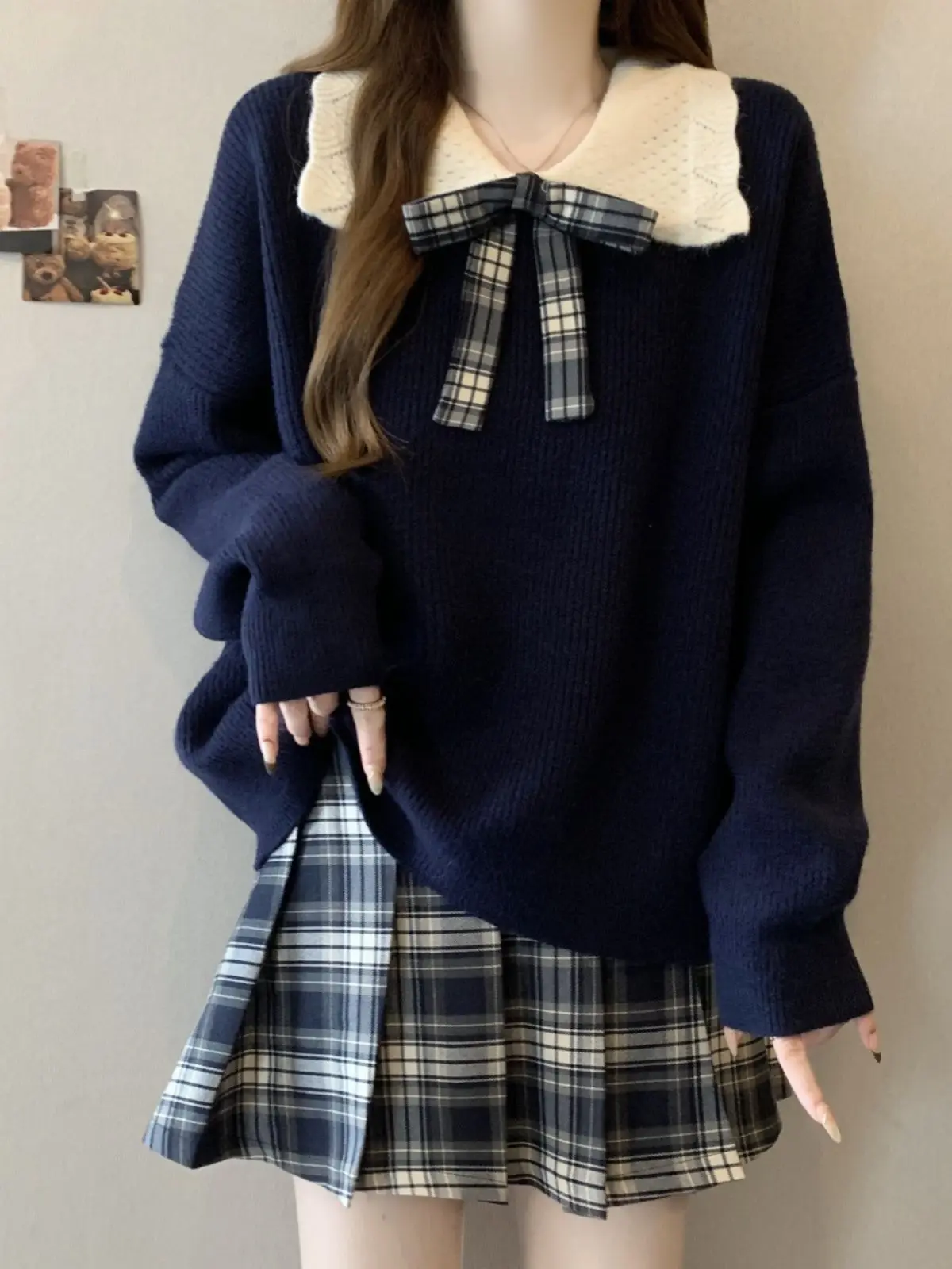 Sweter damski w stylu college z kontrastowym kołnierzykiem typu doll collar, krótki, ciepły, idealny na wiosnę, jesień i zimę, w stylu koreańskim, nowy model na Nowy Rok.