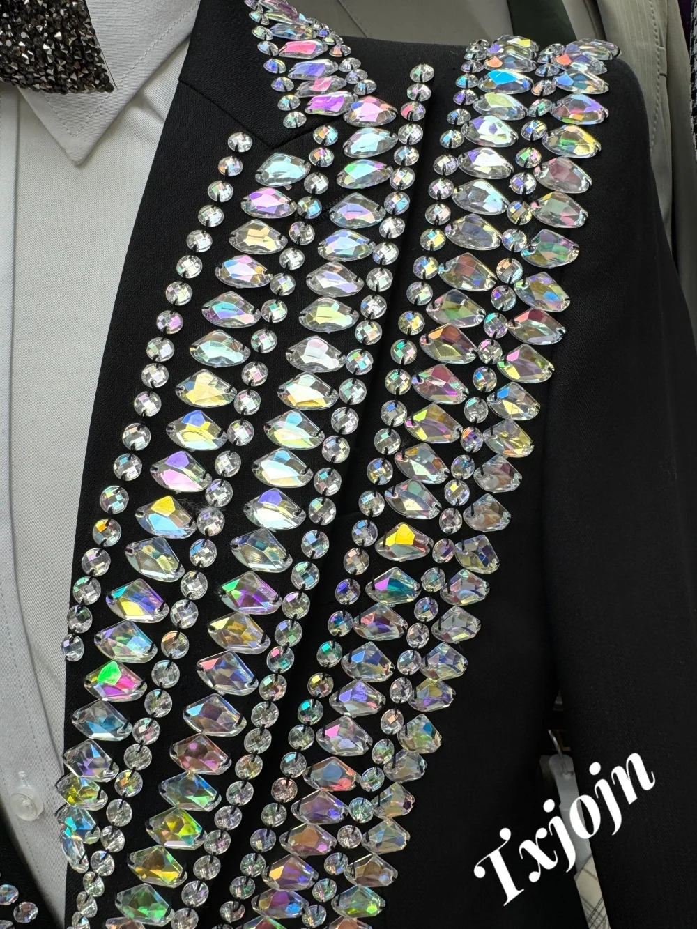 Рисунок 4 - Роскошный однобортный мужской костюм с кристаллами