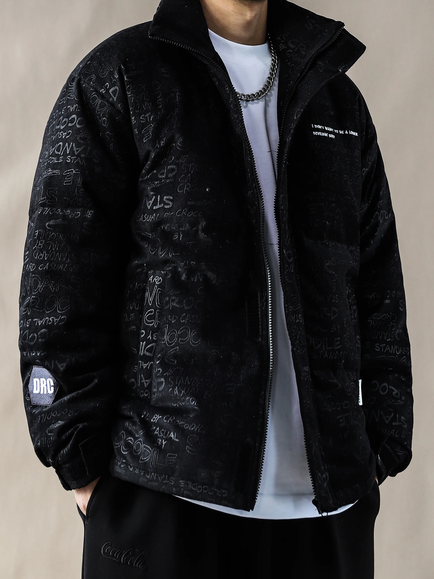 

Мужская зимняя куртка-пуховик в стиле ретро с принтом, утепленная, с воротником-стойкой, теплая, модная верхняя одежда, черная