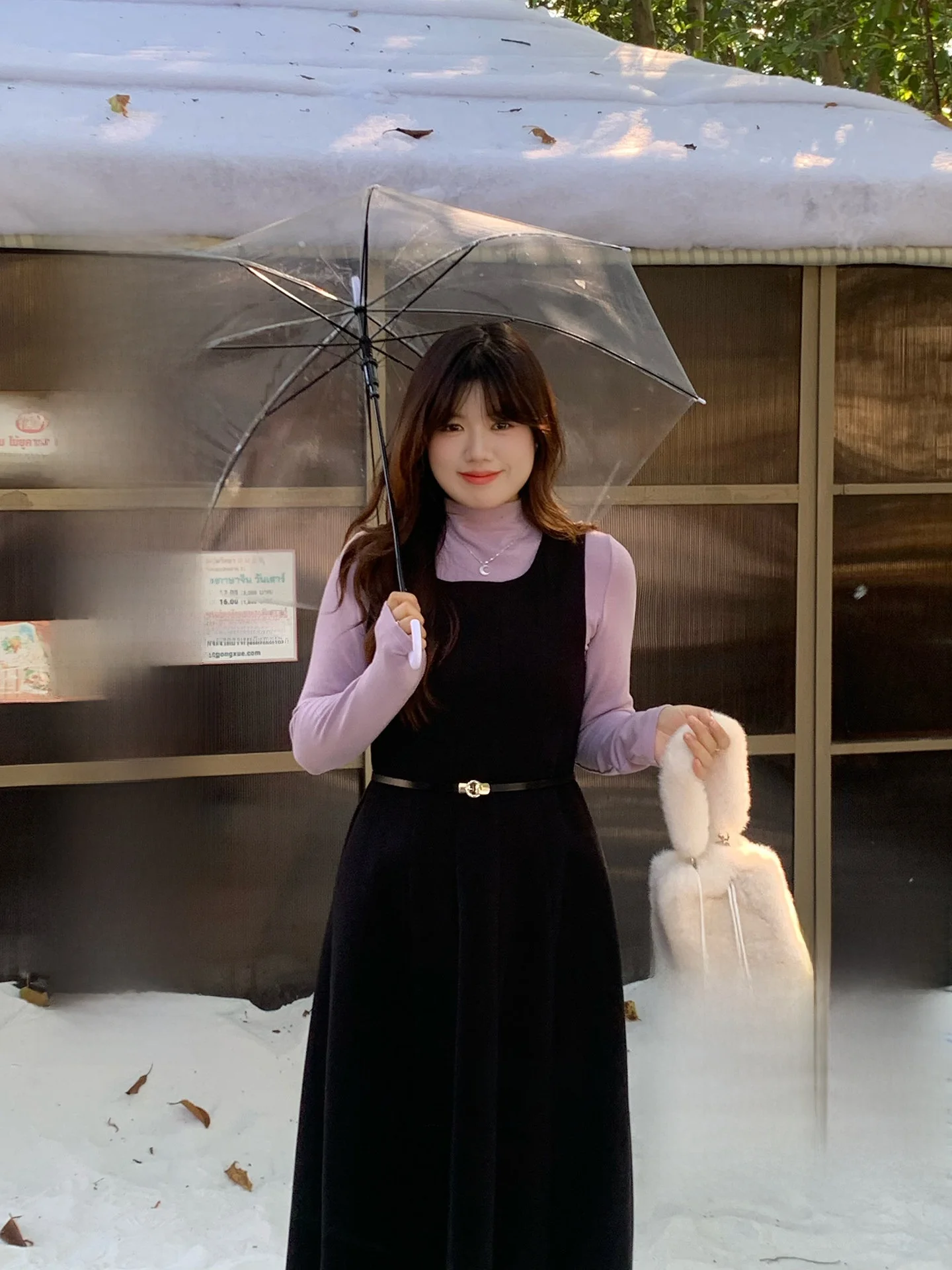 

Комплект для полных женщин: повседневный зимний наряд больших размеров – черная футболка с длинным рукавом и комбинезон для комфортного поездки на работу