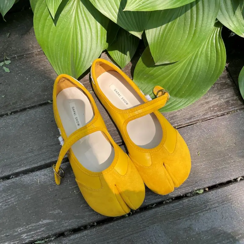 

2025 Yellow Suede Leather Retro Tabi Flats Split Toe Ballerina Vintage Red Split Toe Tabis Ballet Flats Women Mary Jane Shoe
