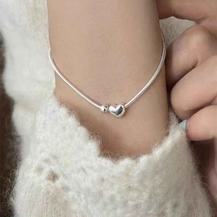 Braccialetti con ciondoli semplici per donne e ragazze Bracciale lucido a forma di cuore Accessori per gioielli di moda squisiti Regali di compleanno