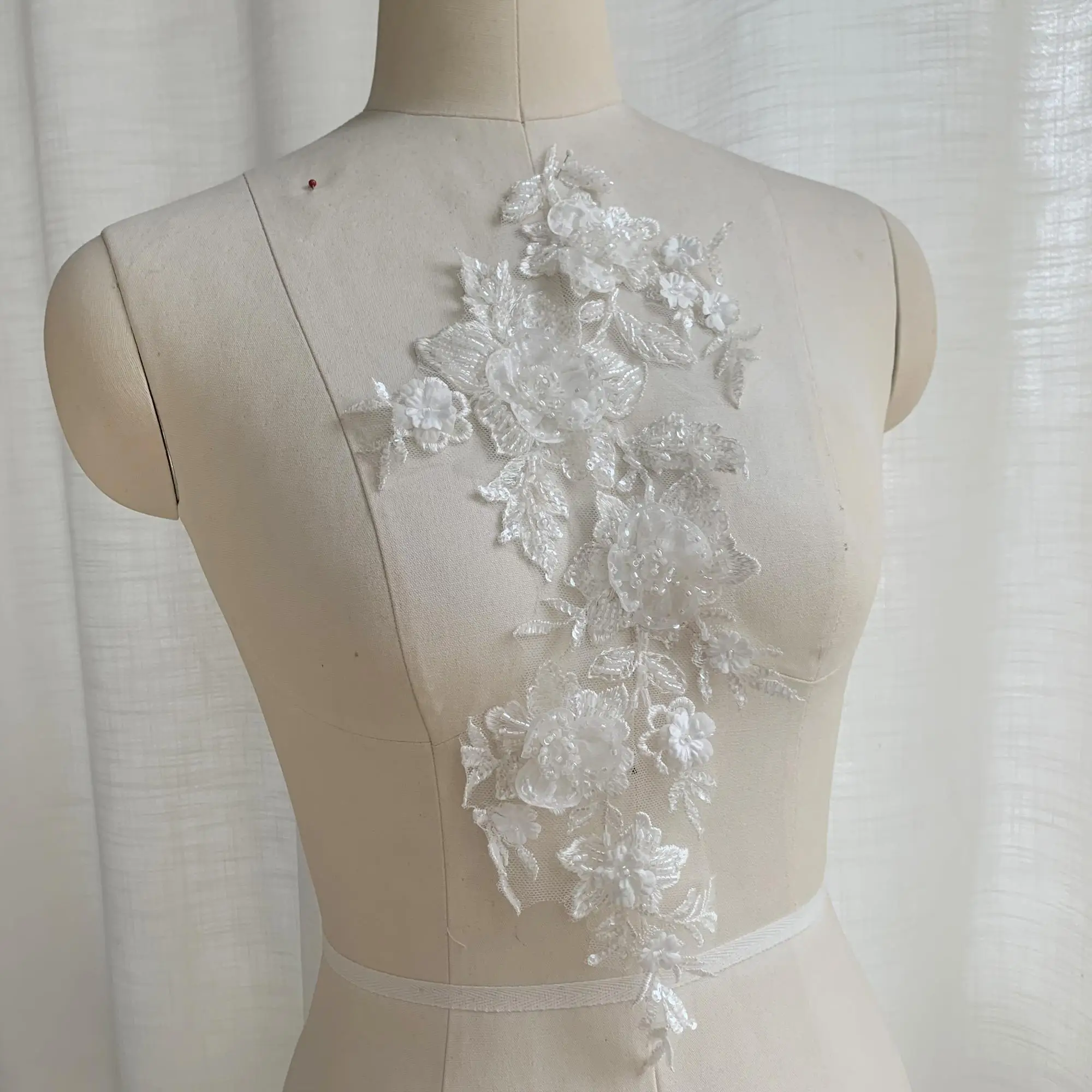 3D-Applikation Perlenstickerei-Patch Hochwertiges Maßgeschneidertes Hochzeitskleid Weiße Spiegelblume DIY Nähzubehör Brautdekoration – Detail 3
