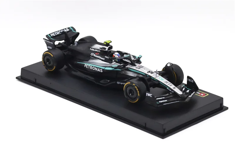 Bburago 1:43 W16 E Performance com Capacete Modelo de Carro GP da Austrália 2025