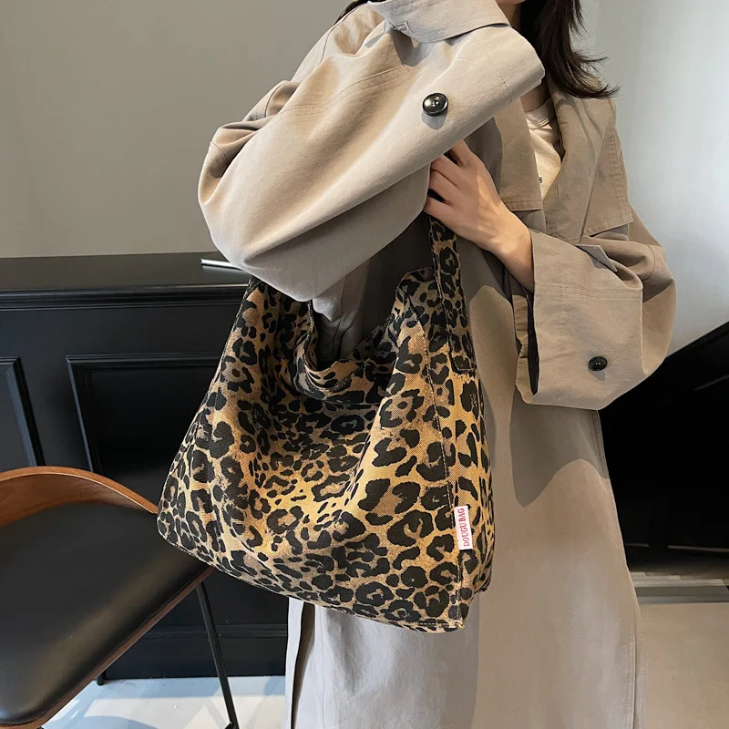 

Leopard print canvas bag, loose and casual versatile shopping bag, women's bag, fashionable and niche shoulder bag
